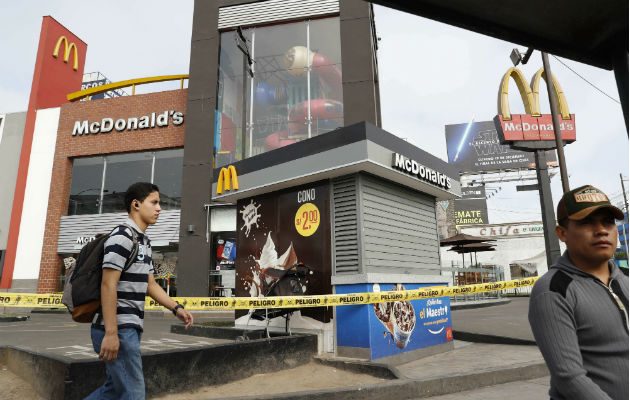 Local del McDonald's en Lima, donde murieron electrocutados ambos jóvenes. Foto: EFE.