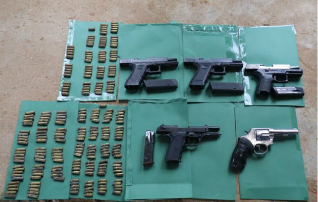 Armas y municiones decomisados.