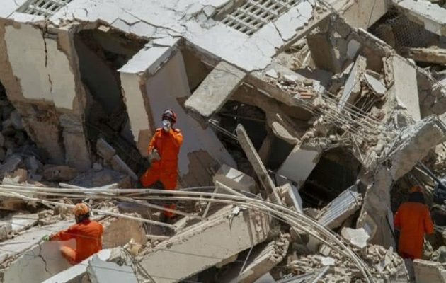 Tras cerca de nueve horas de trabajo, los equipos de rescate localizaron bajo los escombros los cuerpos de dos mujeres que estaban desaparecidas, por lo que el número de muertos ascendió a siete.