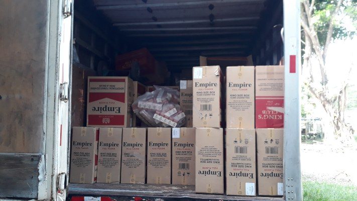  Se trata de más de 165 cajas de cartones de cigarrillos de marcas extranjeras, que fueron detectados durante el operativo por fiestas navideñas, en el sector. Foto/Thays Dompinguez