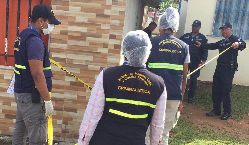 Personal del Ministerio Público inició las investigaciones de este hecho de sangre en la provincia de Colón. Foto Diómedes Sánchez