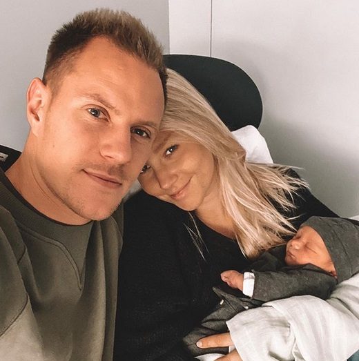 Marc-André Ter Stegen con su pareja Dani y su hijo Ben. Foto:@mterstegen1