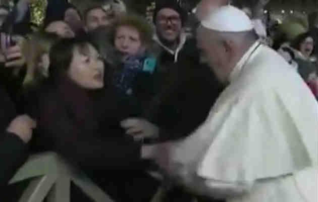 Mujer tira del papa Francisco y este se enoja. Foto/Redes