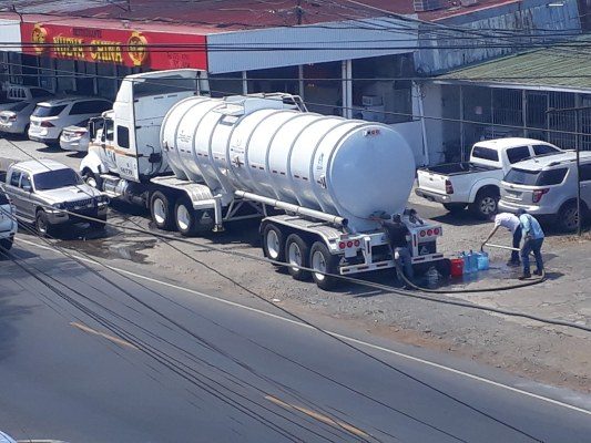 Debido a la baja producción de agua, en algunos sectores se requiere el envío de carros cisternas para ayudar a la población. Foto/José Vásquez