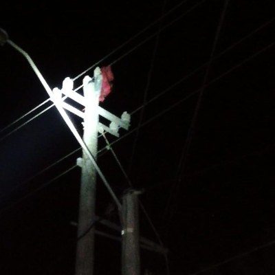 El globo quedó pegado a los cables.