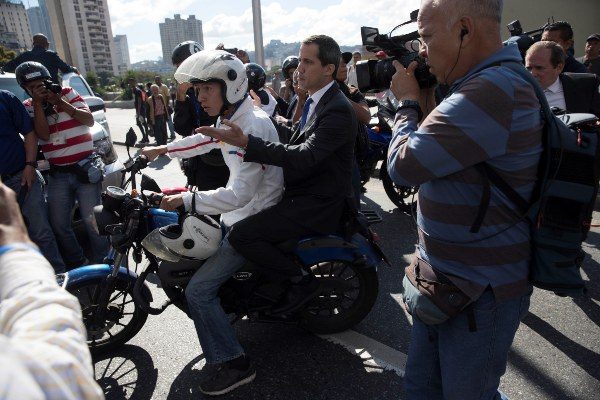 El líder opositor Juan Guaidó lidera una caravana con varias decenas de diputados que intentarán ingresar al Parlamento de Venezuela, solo dos días después de que la Policía militarizada impidiera el paso a la Cámara al propio Guaidó y a varios legisladores que le apoyan, en Caracas (Venezuela). FOTO/EFE