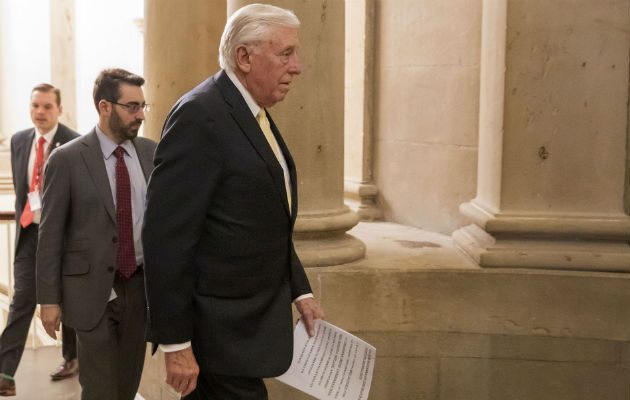 La portavoz de la Cámara de Representantes, Nancy Pelosi, camina en el Capitolio en Washington. Foto: EFE.
