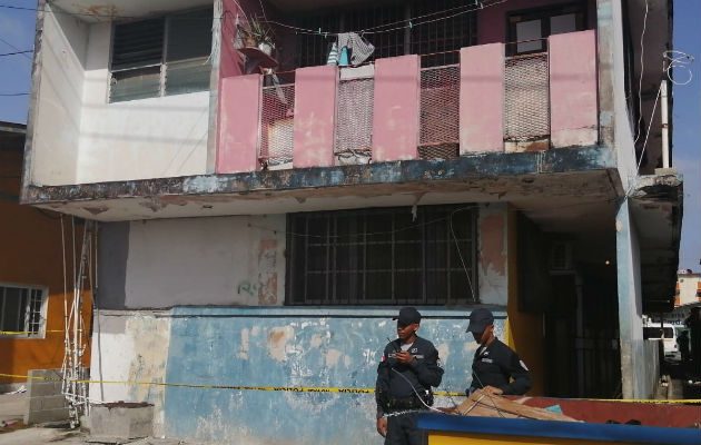 El fallecido quedó entre un callejón de un edificio y el centro de salud de calle 4. Foto: Diómedes Sánchez S.