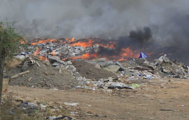 Siguen trabajos con maquinaria pesada para aplacar el incendio que inició el miércoles. Foto: Thays Domínguez.