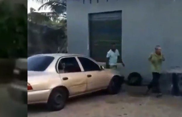 El adulto mayor intentó escapar del sujeto, que segundos después lo golpeó de forma brutal. 