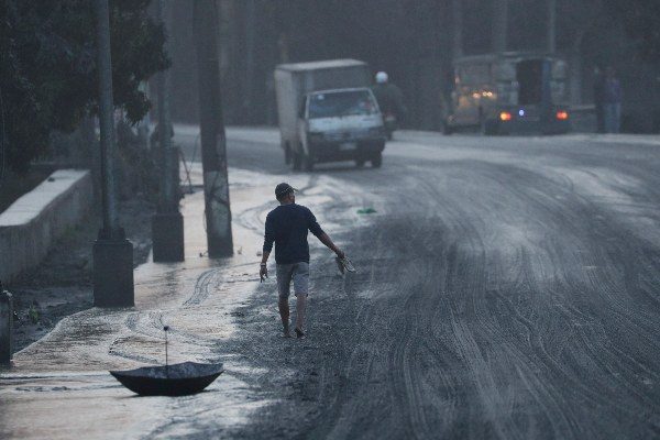 La ceniza expulsada ha llegado a todos los barrios de Manila, que se encuentra a más de 60 kilómetros del volcán. FOTO/AP