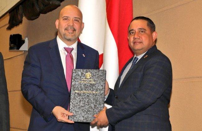El presidente de la Asamblea Nacional, Mascos Castillero (dcha.), recibe del ministro Rolando Mirones los proyectos de ley que buscan reforzar la seguridad nacional.