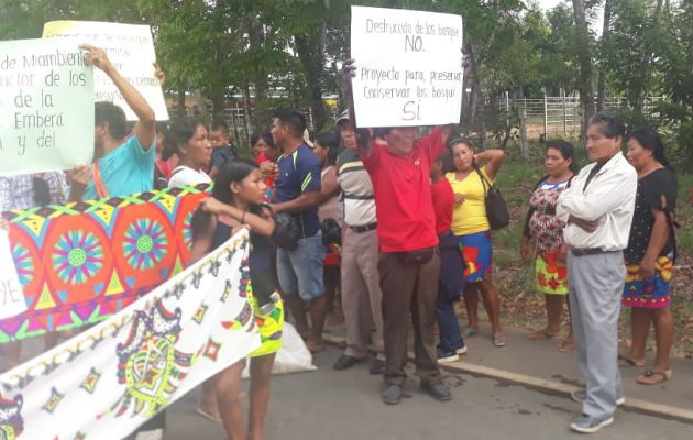 Los manifestantes portaban pancartas que decían "no queremos vende comarca" . Foto: Cortesía.