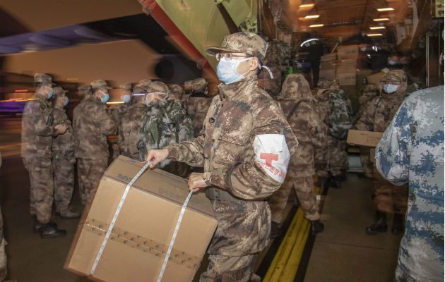 Médicos militares chinos arriban al aeropuerto de Wuhan con medicamentos y equipos. Foto: EFE.