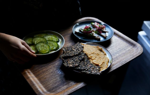 Rhodora no sirve carne, pues es difícil de convertir en composta. El personal genera ideas sencillas para el menú. Foto / Winnie Au para The New York Times.