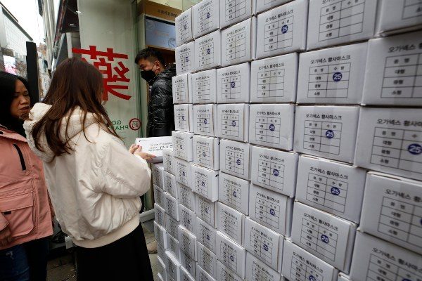 Los turistas asiáticos hacen fila para comprar máscaras de protección contra el coronavirus. FOTO/AP