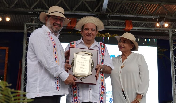 Entrega del reconocimiento. Cortesía