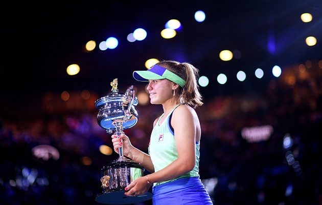La estadounidense Sofia Kenin de 21 años festeja con su título. Foto:AP
