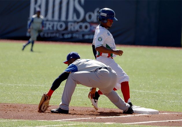 Rodrigo Orozco de los Astronautas llega a salvo a la primera base. Foto:EFE