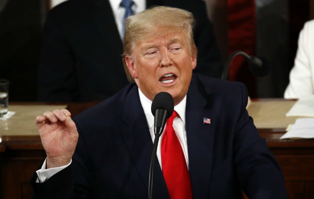 El opositor venezolano Juan Guaidó, de pie tras ser reconocido por el presidente Trump. Foto: EFE.
