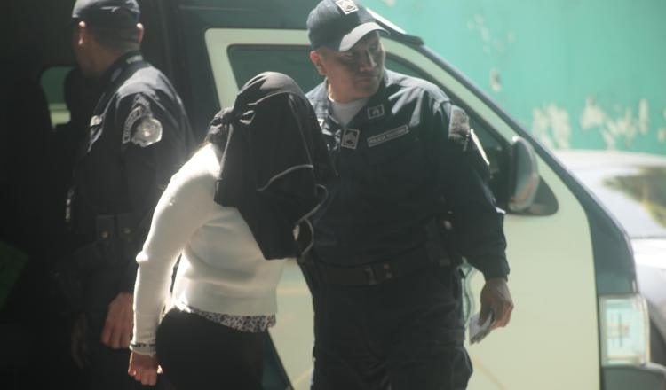 Llegada de una de la imputadas ayer por este caso. Víctor Arosemena