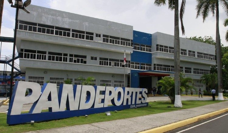 El exdirector de Pandeportes Roberto Arango dejó que venciera la fianza de la obra.