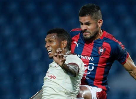 Alberto "Negrito" Quintero de Universitario y Juan Aguilar de Cerro Porteño. Foto: AP