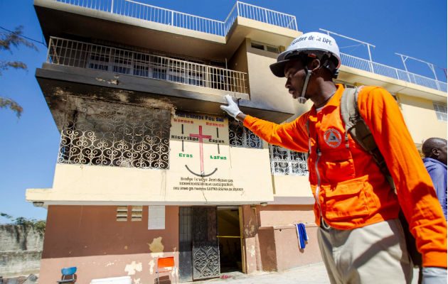 Un rescatista recoge escombros dentro del orfanato incendiado. Foto: AP.