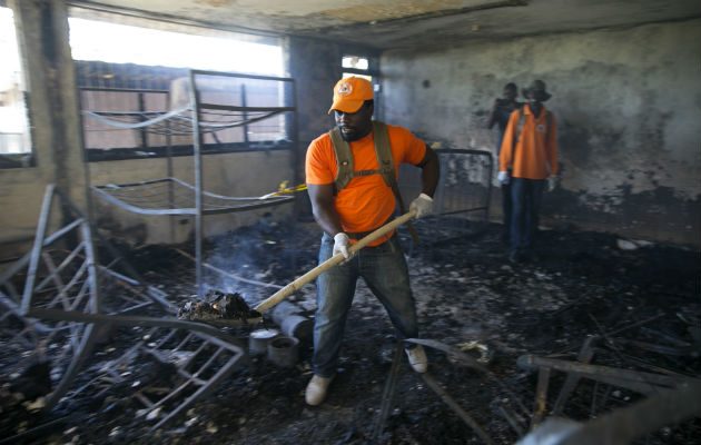 Un rescatista recoge escombros dentro del orfanato incendiado. Foto: AP.