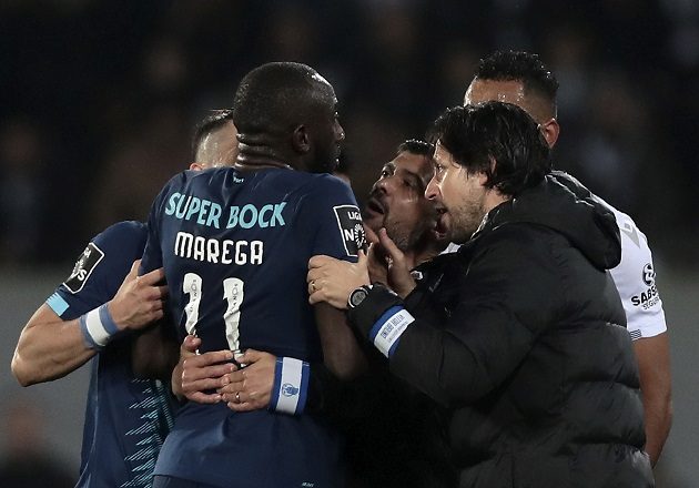 Moussa Marega abandonó la cancha. Foto:AP