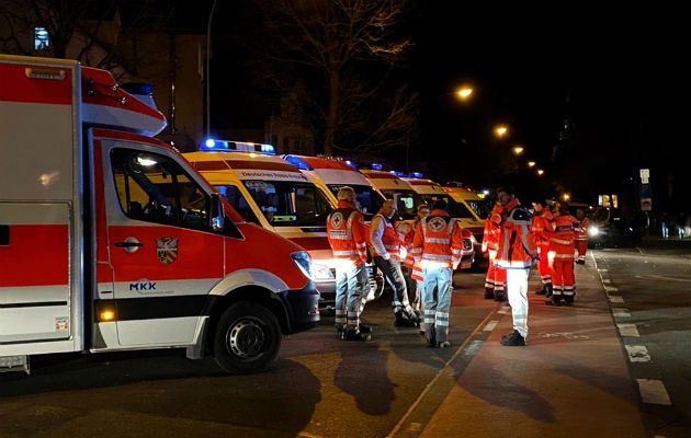 Una ambulancia permanece en la escena del mortal tiroteo. Foto: EFE.