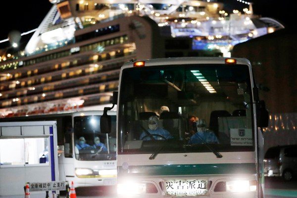 El especialista en enfermedades infecciosas Kentaro Iwata, dijo que, "han tenido a 3.700 personas encerradas durante 14 días, así que había potencial para que el virus se propagara. FOTO/AP