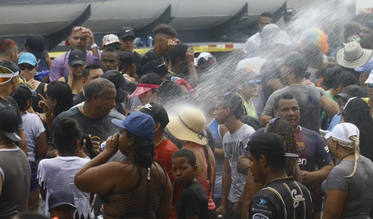 Panameños disfrutando de los culecos en la Cinta Costera, ayer. Edwards Santos