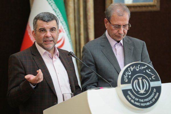 El viceministro iraní de Salud, Iraj Harirchi (Izq), se realizó los exámenes de rigor y dio positivo en coronavirus y está aislado. FOTO/AP
