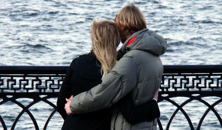 Las malas costumbres en la pareja pueden iniciar como algo "inofensivo". Foto: Pixabay