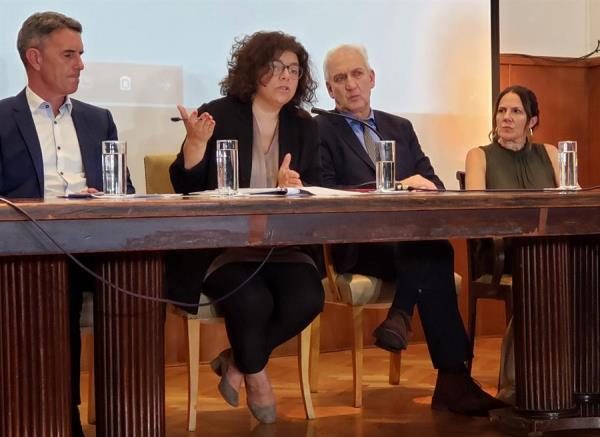 La secretaria de Acceso a la Salud de Argentina, Carla Vizzotti, y otras autoridades hablan sobre los protocolos a seguir contra el coronavirus. FOTO/EFE