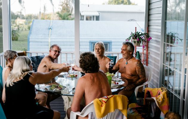 Una velada en un resort nudista en Florida. “Me siento más libre cuando cocino desnudo”, dijo un hombre. Foto / Jason Henry para The New York Times.
