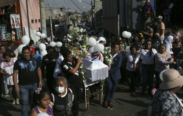 El funeral de una niña de 7 años cuya muerte desató furia sobre la violencia contra las mujeres en Ciudad de México. Foto / Marco Ugarte/Associated Press.