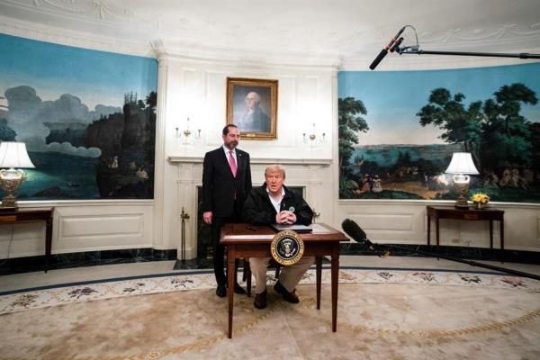 El presidente Donald Trump, promulgó la partida que proporcionará dinero a las agencias federales de salud pública para vacunas, análisis clínicos y posibles tratamientos. FOTO/EFE