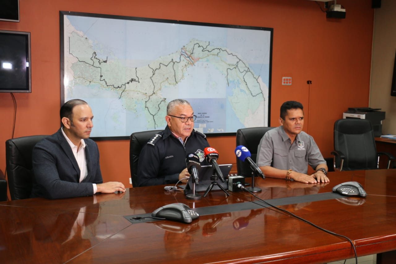 Se incautó un arma de fuego con cargador, varios sobres de polvo blanco, 77 pastillas de presunta droga, entre otras sustancias