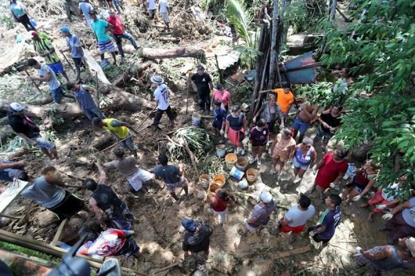 habitantes y bomberos buscando a los desaparecidos tras el derrumbe en el "Morro do Macaco Molhado", en Guarujá. FOTO/EFE