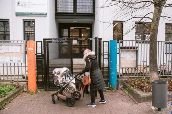 El colegio publico vitoriano Odon Apraiz que ha cerrado este lunes sus puertas al alumnado "hasta nuevo aviso" para evitar el contagio ante los casos de coronavirus. FOTO/EFE