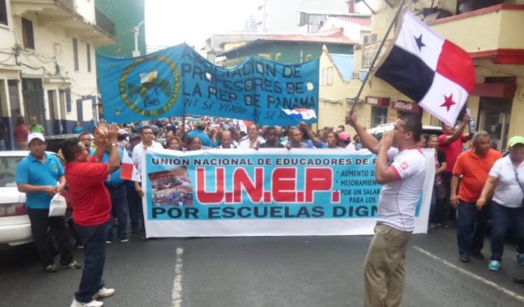 Los docentes han advertido que si la ministra Maruja Gorday de Villalobos no cumple su promesa tomarán acciones de fuerza.
