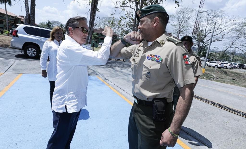 Laurentino Cortizo utiliza el brazo para saludar, como medida de prevención contra el coronavirus.
