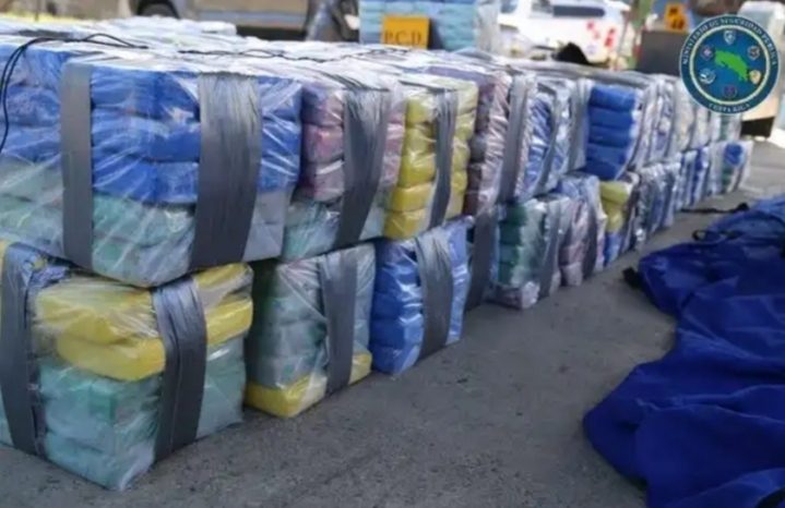 El Ministro de seguridad de Costa Rica, dijo que habían tanques llenos de combustible y, como la embarcación es grande mantenían cerca de 400-500 litros de combustible.