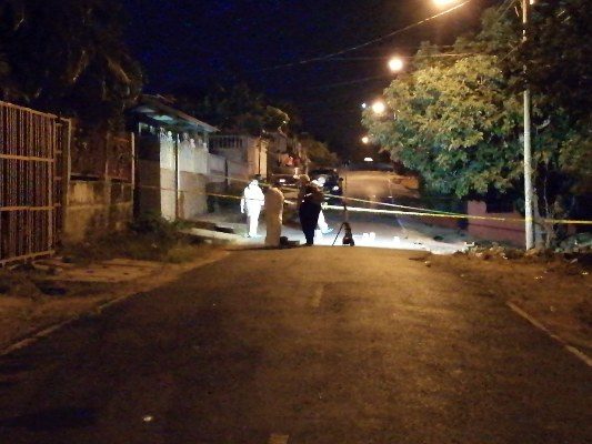 Los sicarios se movilizaban en un vehículo, el cual se presume había sido robado en la ciudad capital y que fue encontrado a abandonado a una cuadra de distancia del hecho. FOTO/ERIC MONTENEGRO