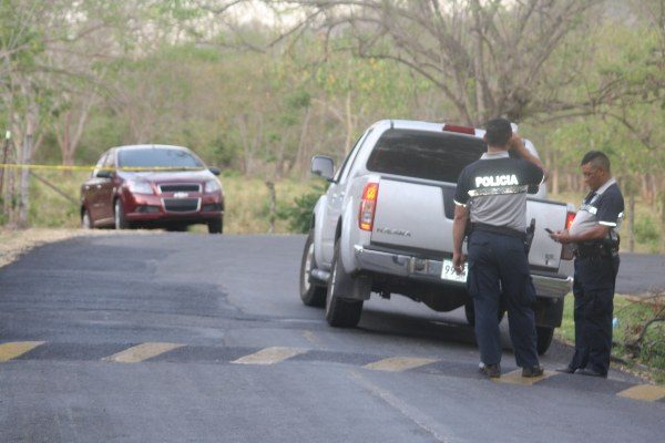 Las unidades Linces de la Policía Nacional, logran ubicar el auto en que viajaban los presuntos sicarios, en la vía hacia el poblado de Polanco en Capira. FOTO/ERIC MONTENEGRO