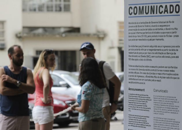 Una turista se lamenta por el cierre del sitio turístico Pan de Azúcar en Río de Janeiro ante el coronavirus. Foto: EFE.