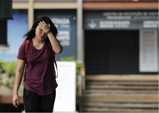 Una turista se lamenta por el cierre del sitio turístico Pan de Azúcar en Río de Janeiro ante el coronavirus. Foto: EFE.
