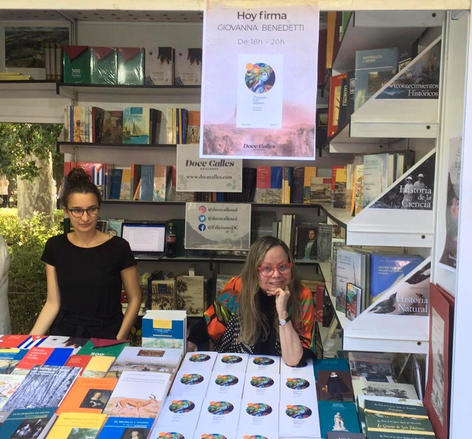 Giovanna Benedetti (der), en la Feria Internacional del Libro de Madrid, España, en junio de 2019. Foto: Cortesía